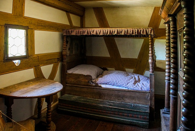 Starodávná postel