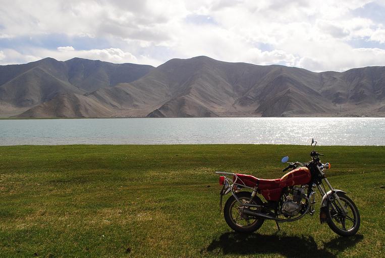 motorka zaparkovaná pri jazere