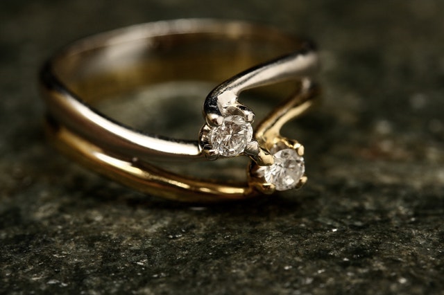 Zlatý prsteň s drahokamami
