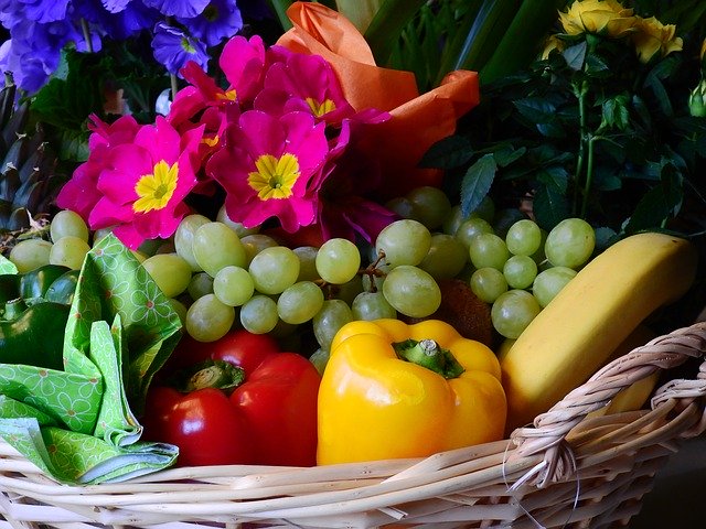 Prútený kôš naplnený zeleninou, ovocím a farebnými kvetmi.jpg
